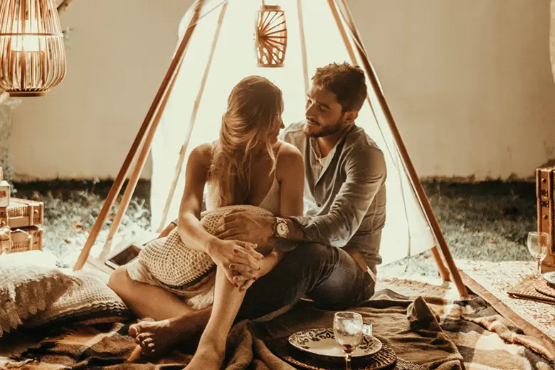 La imagen muestra a una pareja sonriente