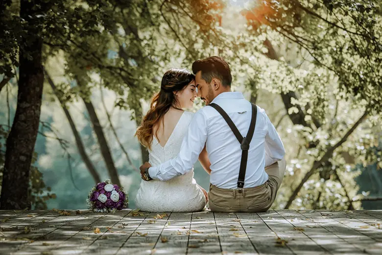 La imagen muestra a una pareja de novios sentados