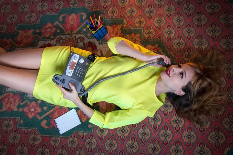 La imagen muestra a una mujer bonita hablando por teléfono