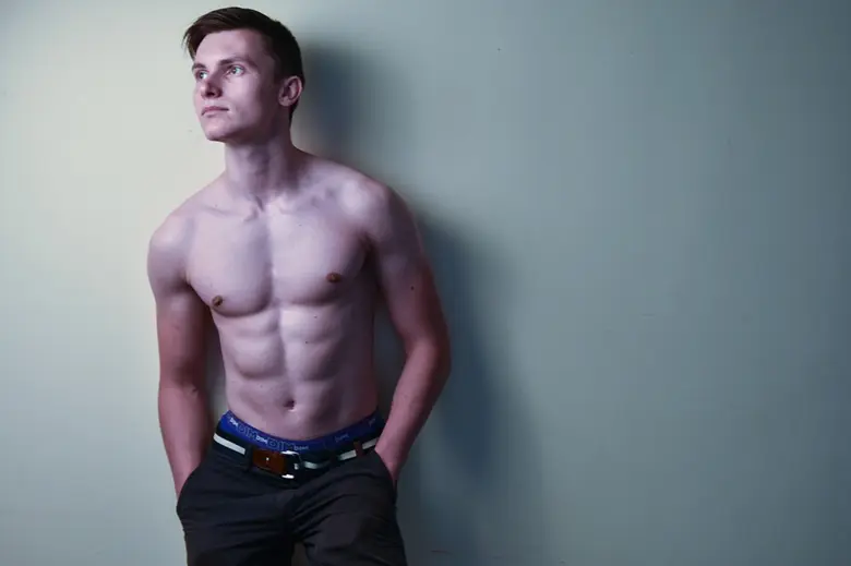 La imagen muestra a un hombre musculoso