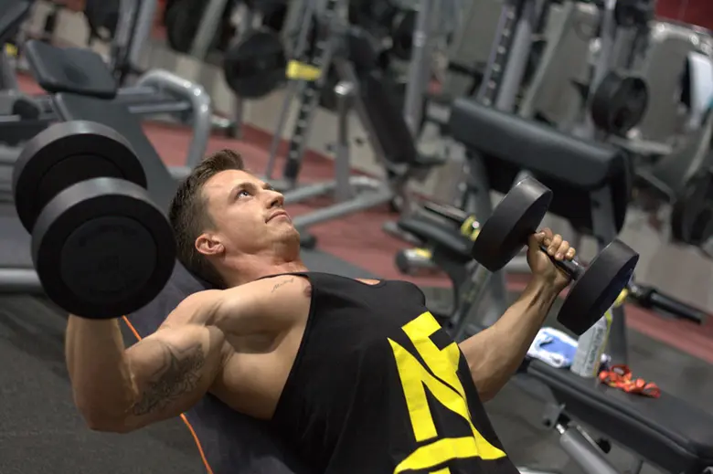 La imagen muestra a un hombre musculoso haciendo ejercicio
