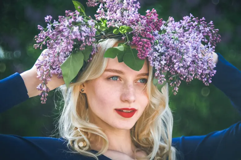 La imagen muestra a una bella mujer con flores en su cabeza