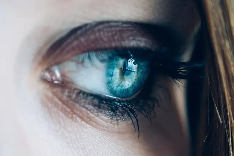 Acercamiento al ojo color azul de una mujer