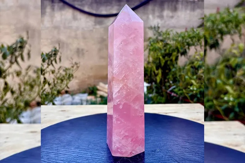 La imagen muestra un amuleto de cuarzo rosa