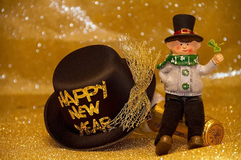 Sombrero con la leyenda "feliz año nuevo" en inglés.